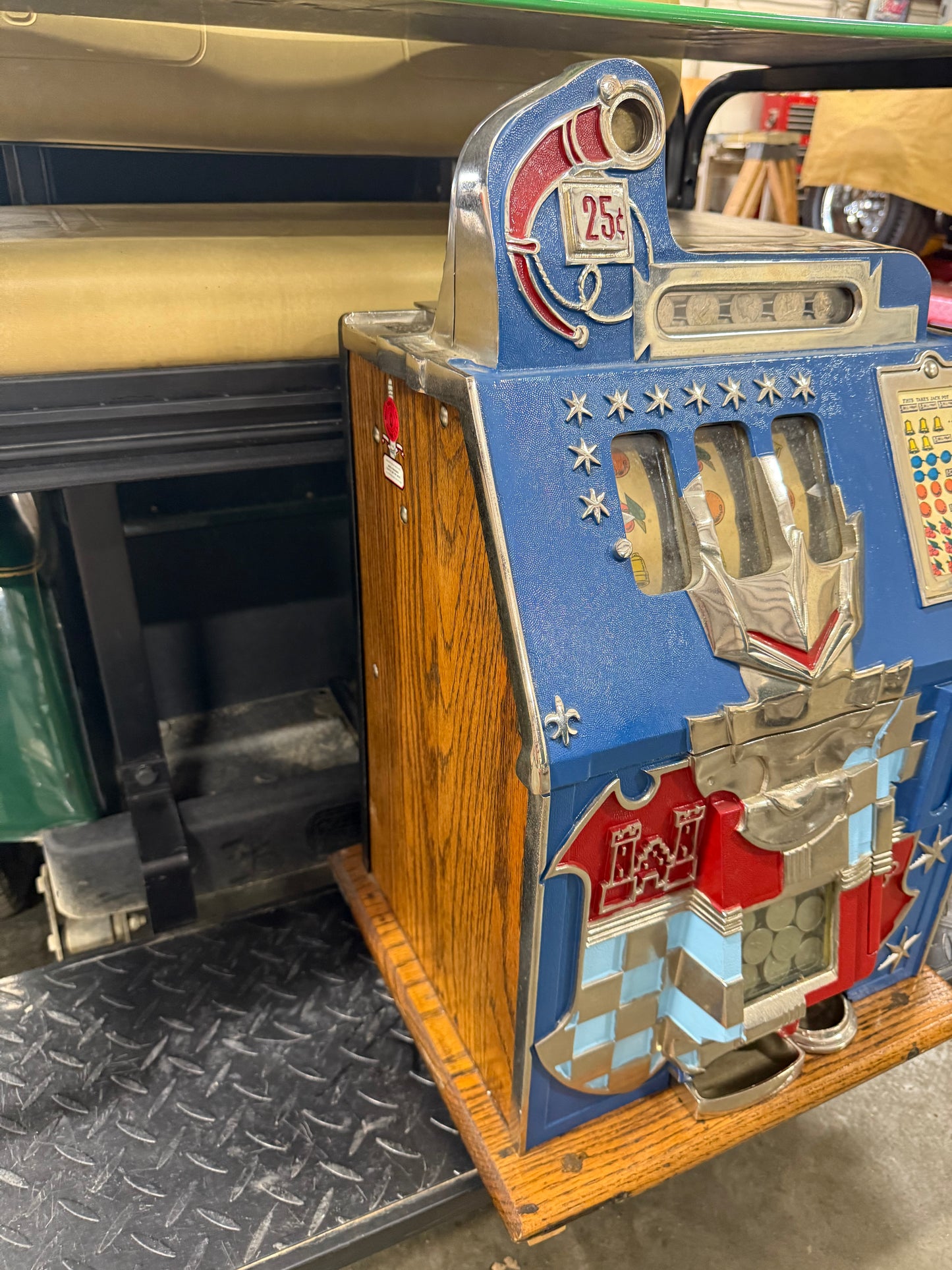 Royal Castle Mills Novelty Slot Machine