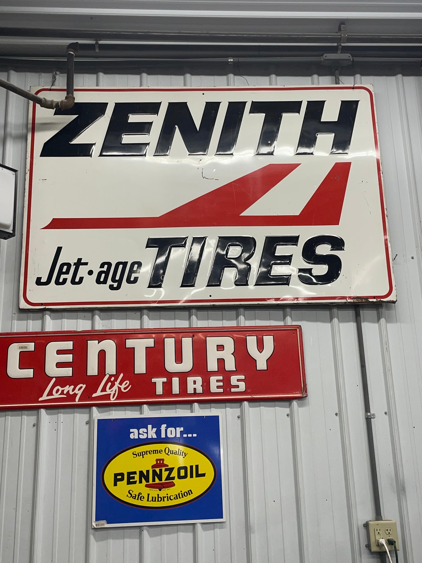 Zenith Tires Vertical Sign