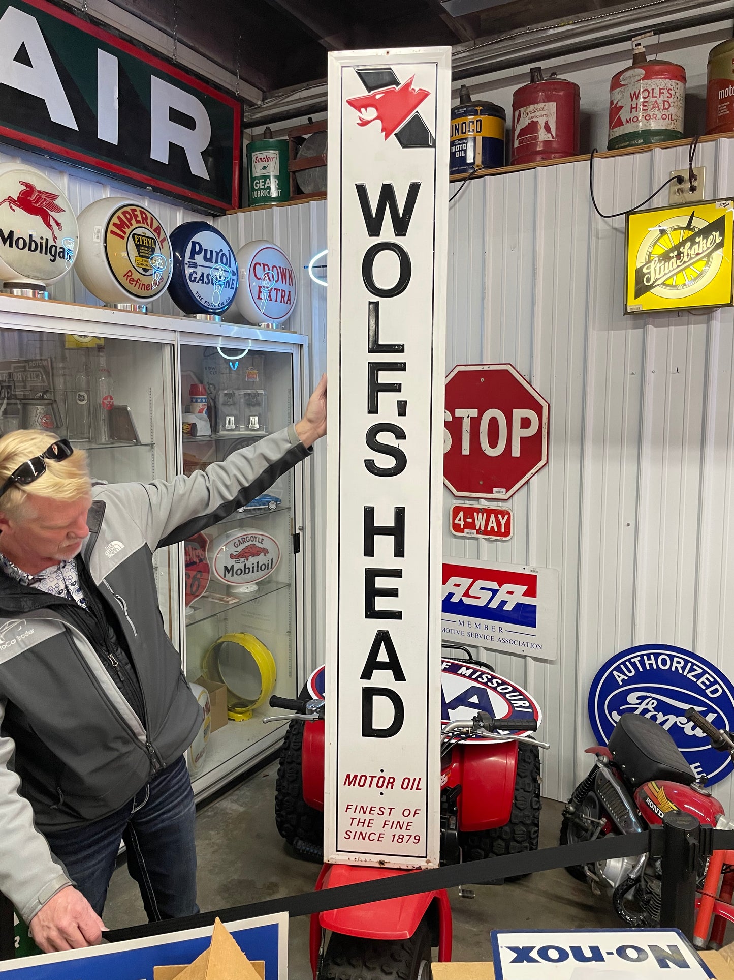 Wolfs Head Vertical Sign