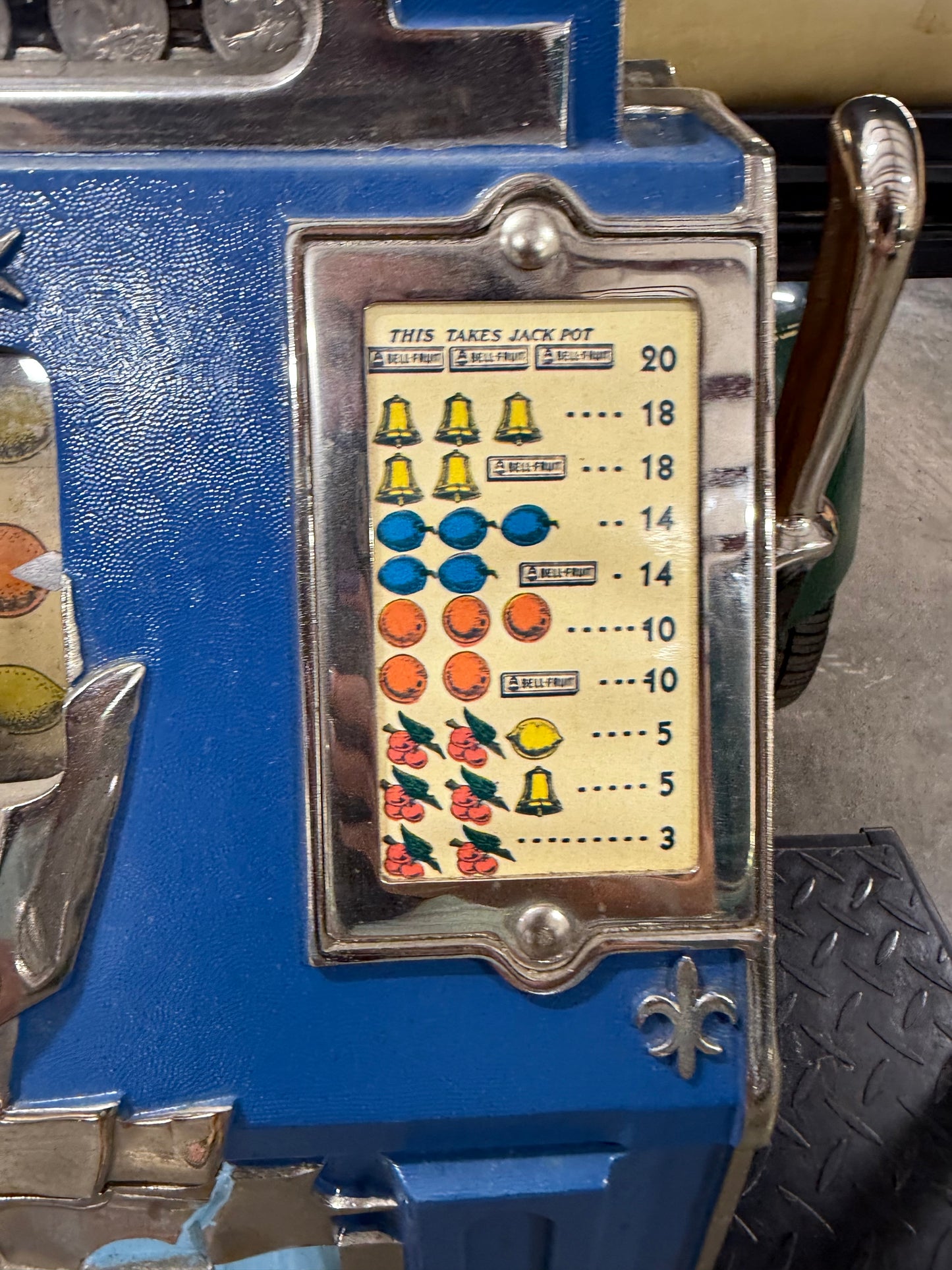 Royal Castle Mills Novelty Slot Machine