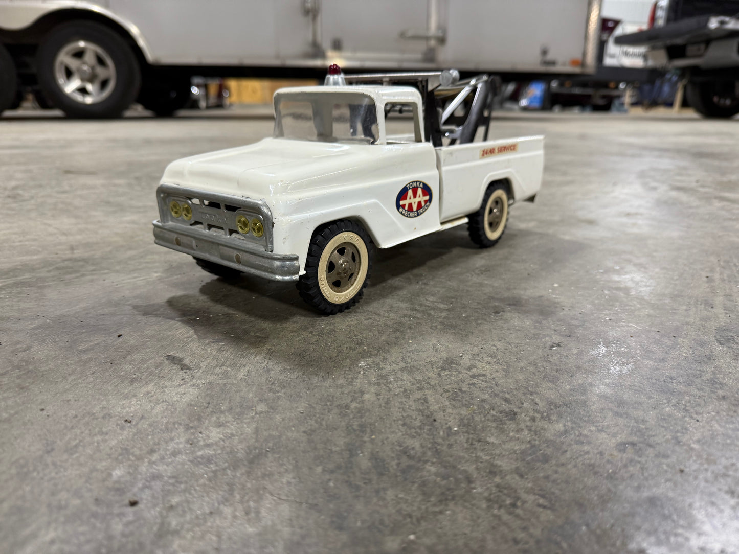 Tonka White Wrecker Toy Truck