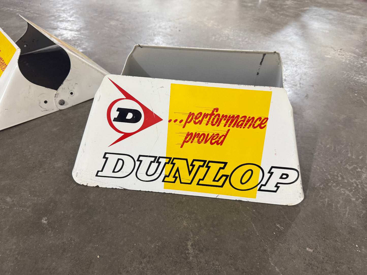 Dunlop Tire Stand B