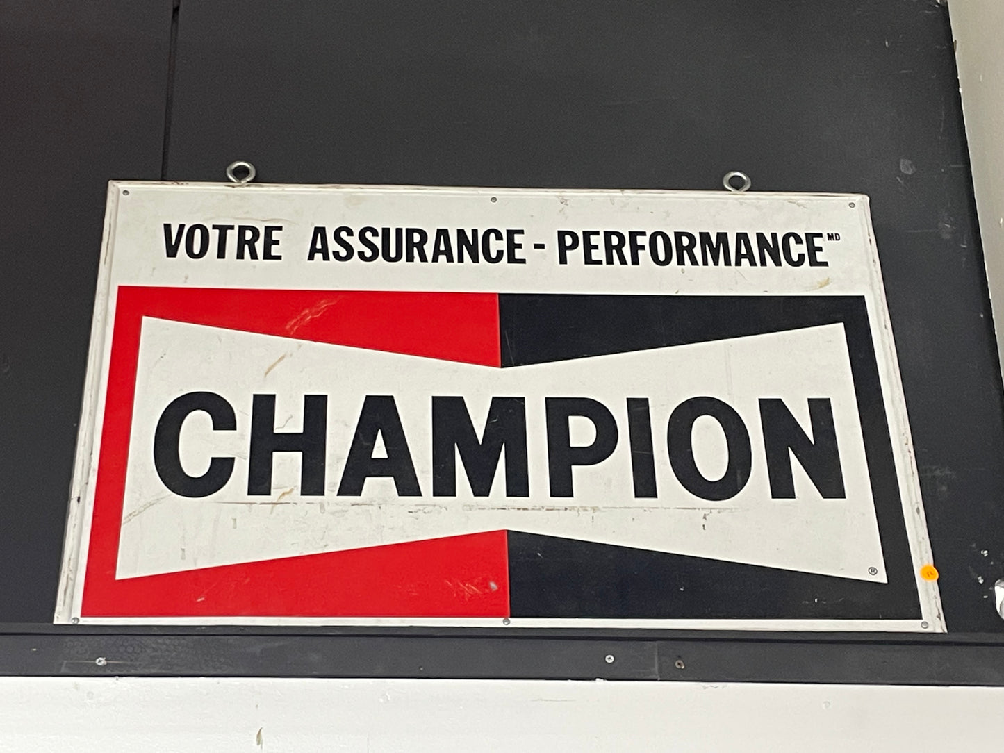 Champion Votre Assurance-Performance SS Hanging Sign