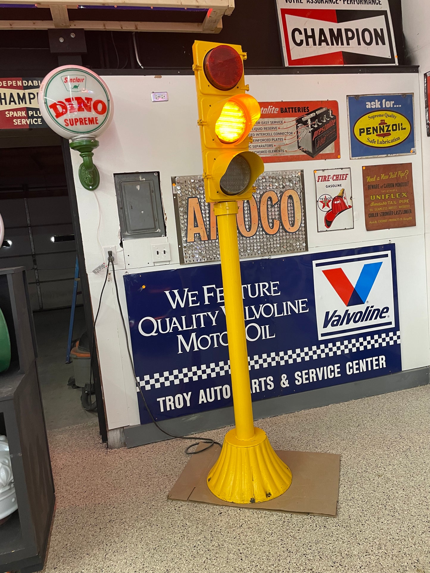 3 Light Stop Light on Yellow Pole