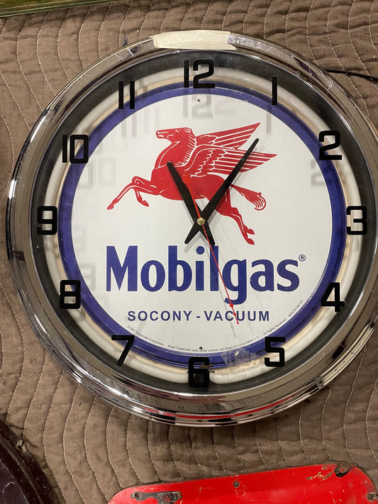 Mobilgas Pegasus Neon Clock